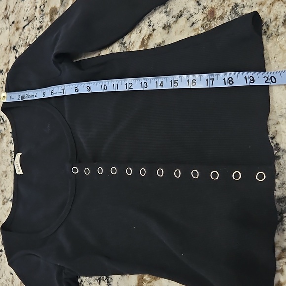 Priv Ribbed, Long Sleeved, Snap-front Scoop Neck Top - Picture 5 of 5